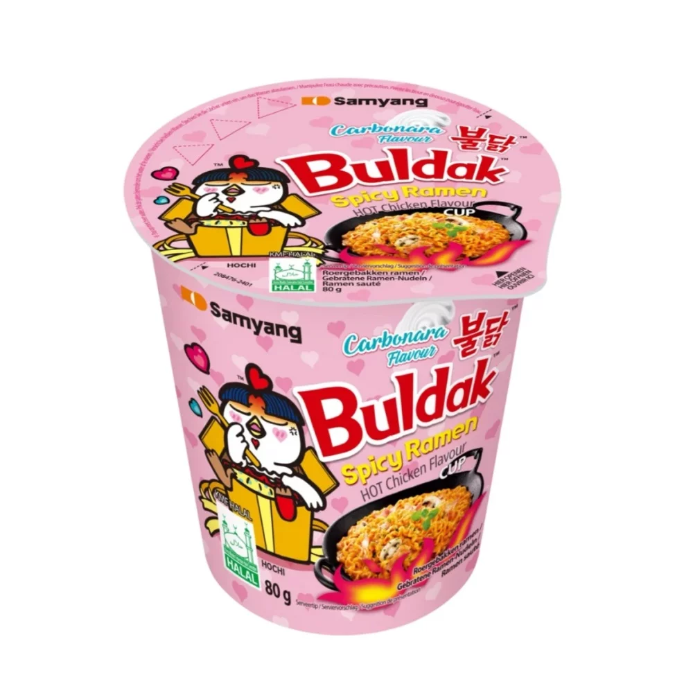 Buldak Carbonara Cups, 80g, würzige Nudeln, koreanische Gewürze, cremige Carbonara-Sauce.