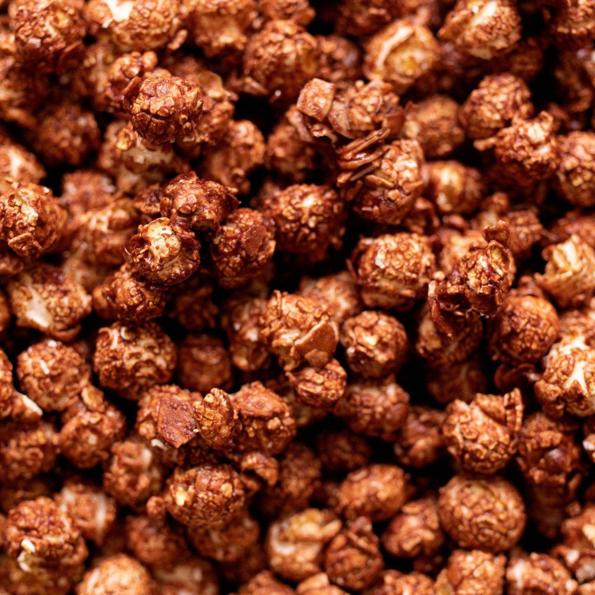 Dunkle Schokolade Geröstete Mandel Popcorn - Vegan, 100g pack with French dark chocolate and almond pieces.