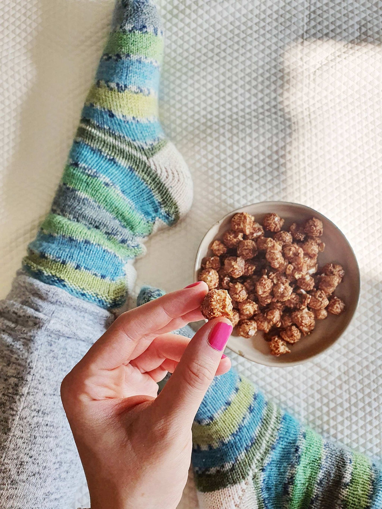 Dunkle Schokolade Geröstete Mandel Popcorn, vegan, französische Edelschokolade, 100g Packung.