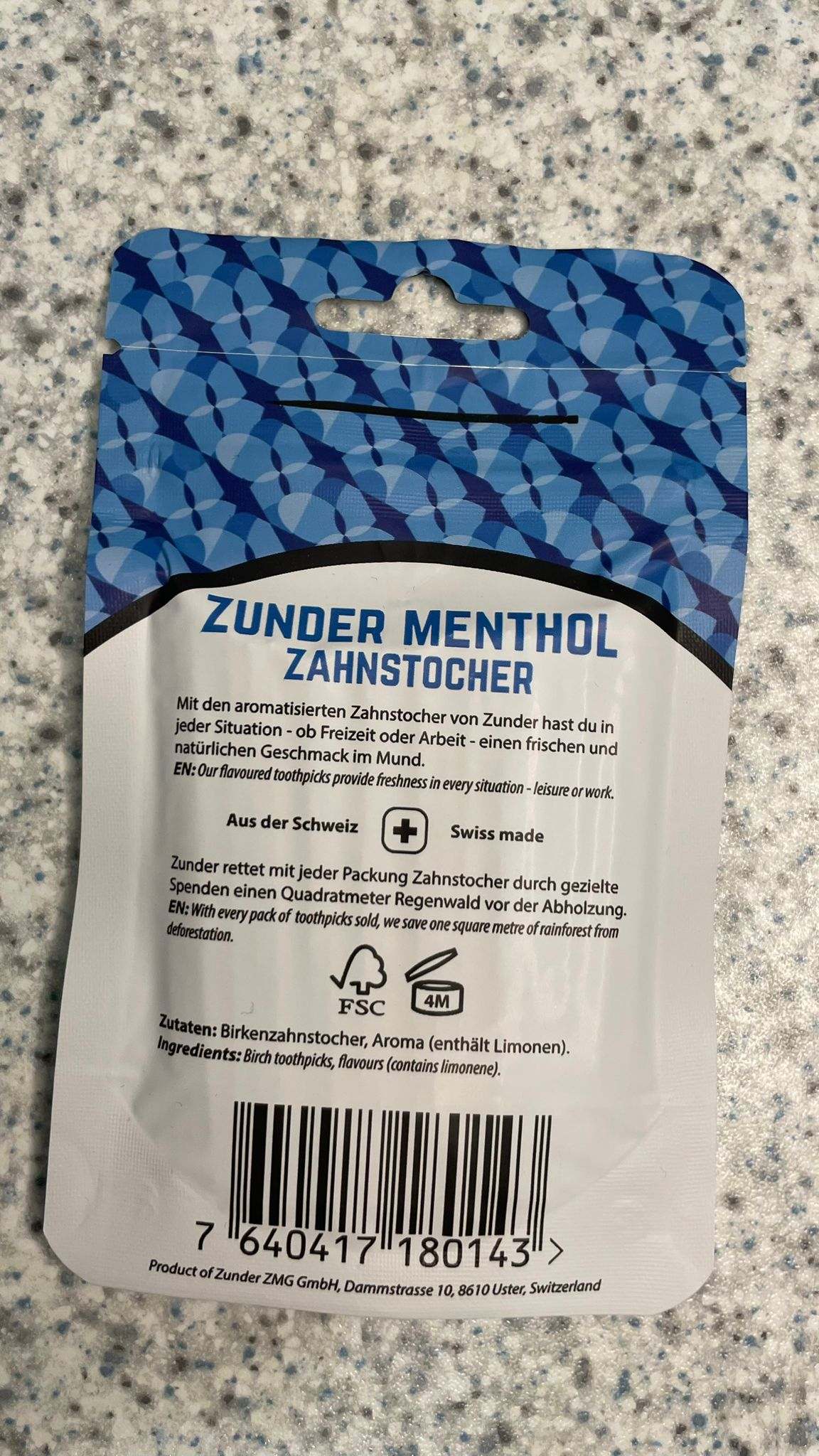 Zahnstocher mit Mentholgeschmack 80 Stück Verpackung auf grauem Hintergrund